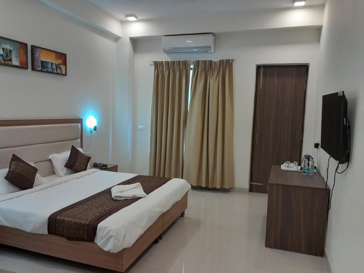 Hotel The Luxem - Behind Ibis Hotel Gurugram Gurgaon Exterior photo